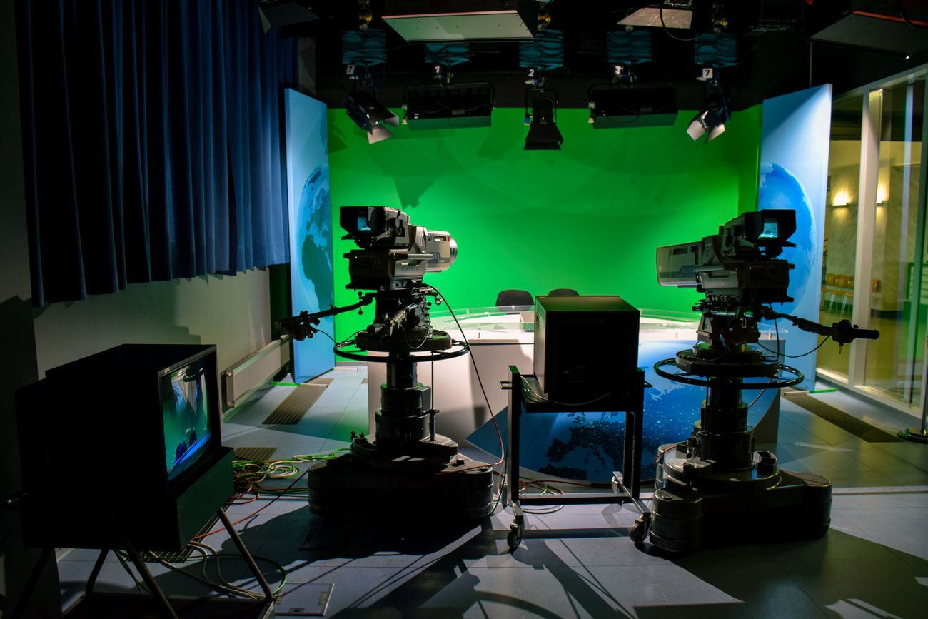 Kamera vor Greenscreen in einem TV-Studio