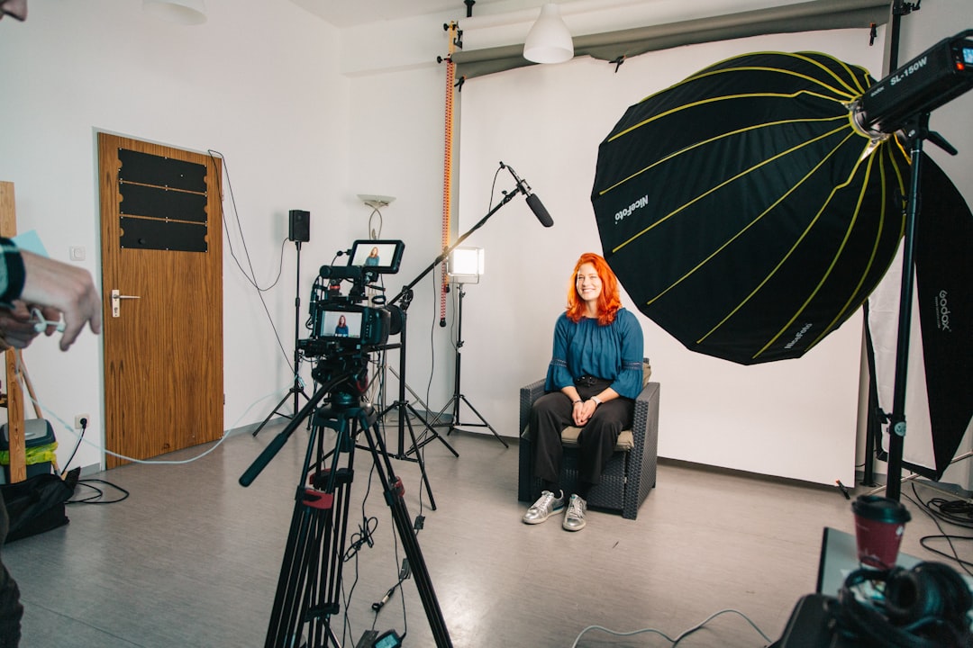 Moderatorin vor Studiokamera in einem professionellen Telestudio